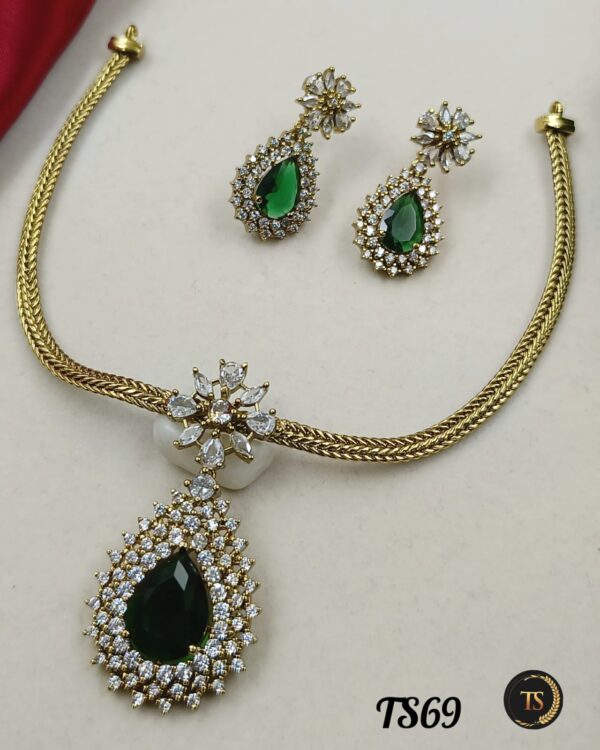 Diamond design necklace with earrings. - Image 2