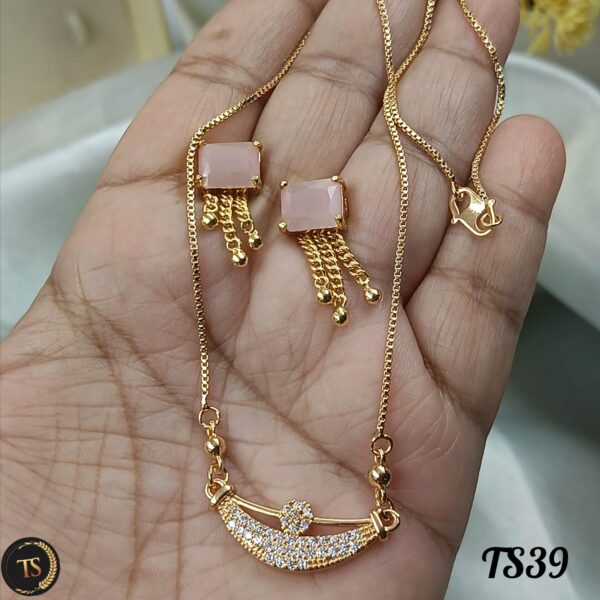 Rose gold pendant chain with earrings.